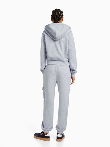 Bershka Zwężany krój Bojówki w kolorze szary