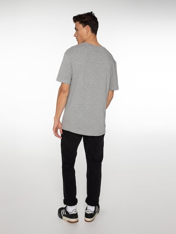 T-Shirt 'ISIAH' PROTEST en gris