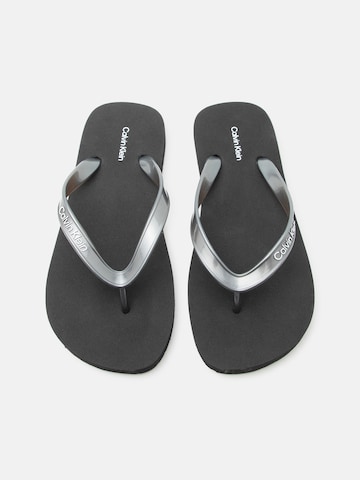 Calvin Klein Босоножки через палец в Черный