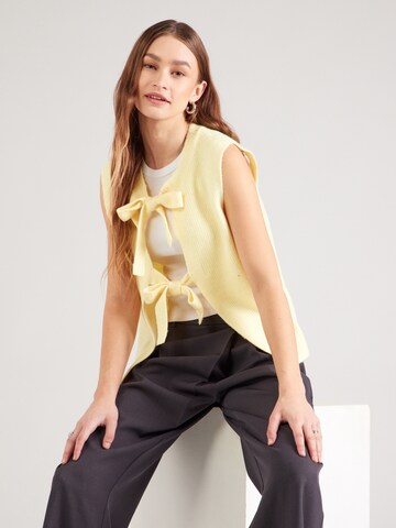 Gilet in maglia di PIECES in giallo: frontale