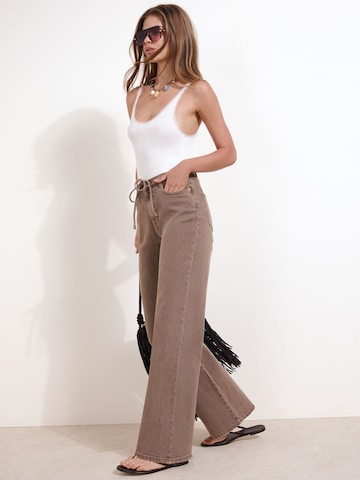 Wide Leg Jean Friends Like These en marron