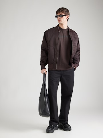 KARL LAGERFELD JEANS - Camiseta 'ESSENTIAL' en marrón