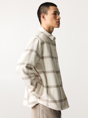 Pull&Bear Comfort Fit Košeľa - Biela