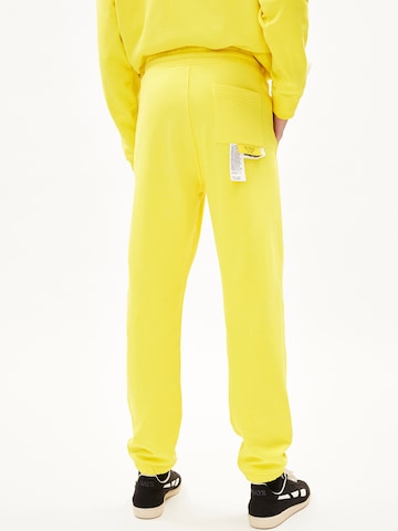 Effilé Pantalon ARMEDANGELS en jaune