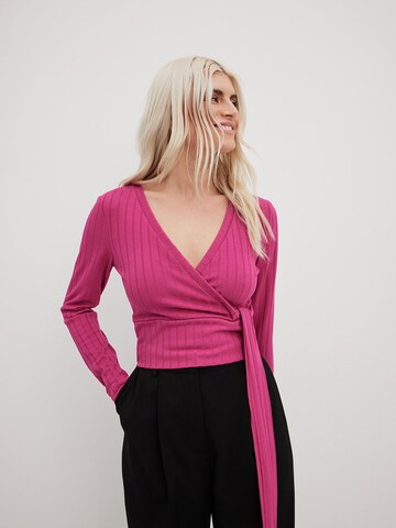 NA-KD Shirt in Roze: voorkant