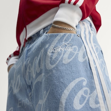 ADIDAS ORIGINALS - Folgado Calças de ganga 'Coca-Cola Classic' em azul