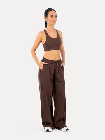 Smilodox Loosefit Jogginghose Jora in Braun: Vorderseite