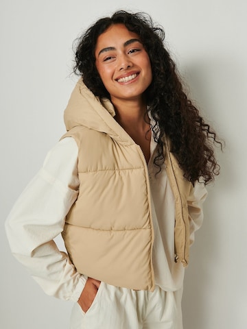 NA-KD Bodywarmer in Beige: voorkant