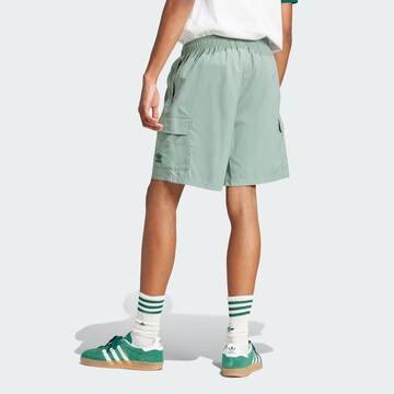 ADIDAS ORIGINALS Loosefit Cargobyxa 'Trefoil Essentials' i grön