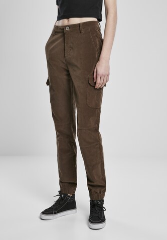 Urban Classics Tapered Cargo Pants in Green: front