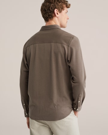 WE Fashion - Regular Fit Camisa em castanho