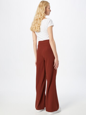 ABOUT YOU Limited Wide leg Παντελόνι πλισέ 'Loana' σε καφέ