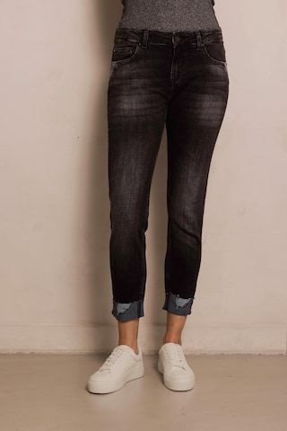 Zhrill Jeans in Black: front