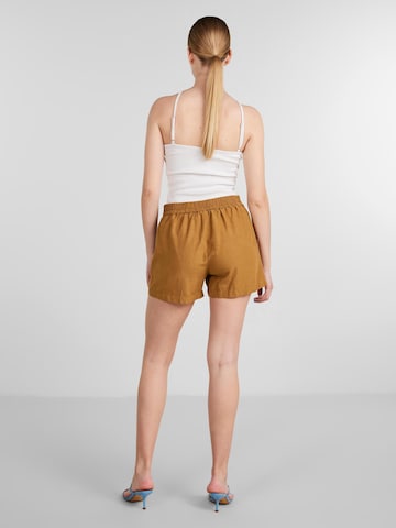 PIECES Regular Shorts 'Sunna' in Braun