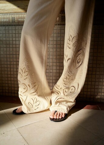 MANGO Regular Jeans in Gelb