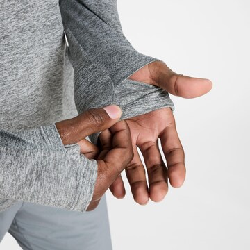 NIKE Funktionsshirt 'Stride' in Grau