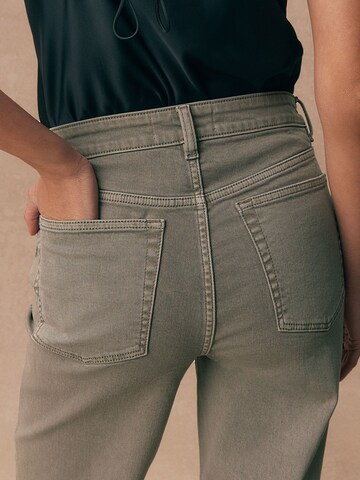 Next Regular Jeans in Grün