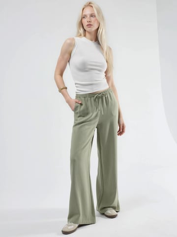Hiccup Loose fit Trousers in Green
