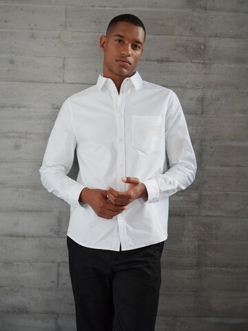 DAN FOX APPAREL - Ajuste regular Camisa de negocios 'Essential' en blanco: frente