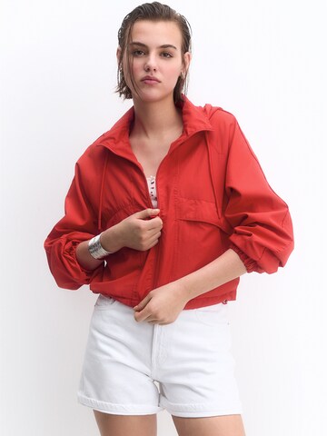 Veste mi-saison Pull&Bear en rouge : devant