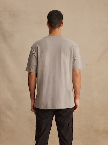 DAN FOX APPAREL T-Shirt 'Cem' in Grau