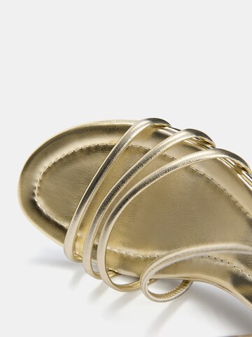 Pull&Bear Sandale in Gold