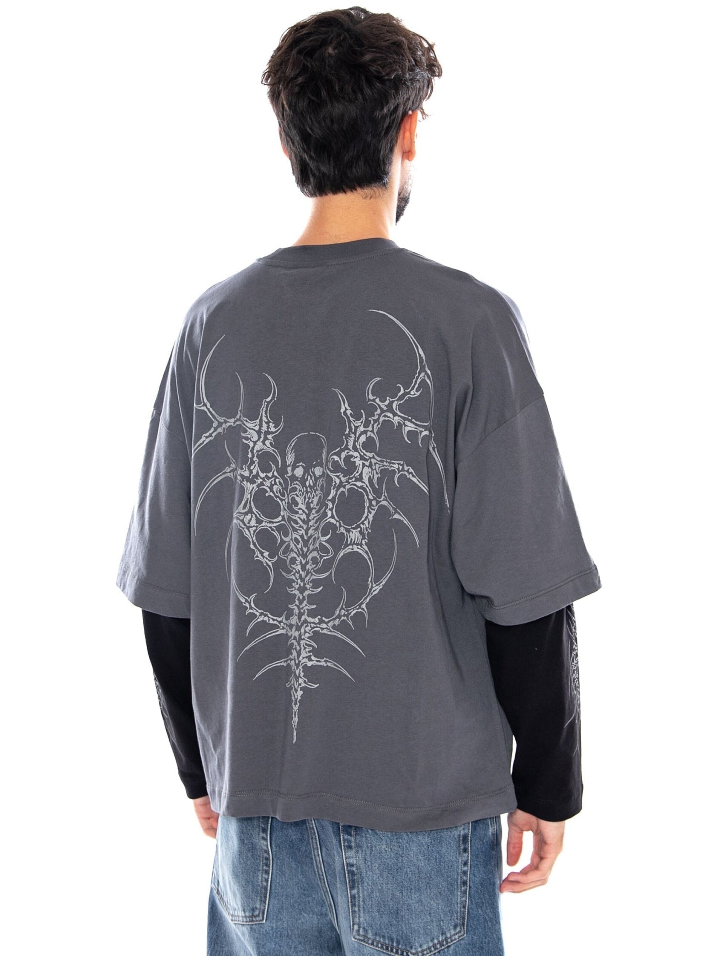 Maglietta 'THE GUARDIAN DOUBLE SLEEVE OVER IRON GATE' di DOLLY NOIRE in grigio