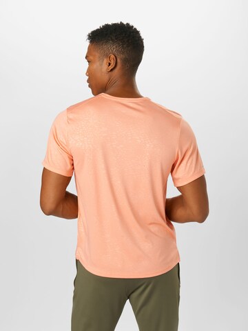 NIKE - Camiseta funcional 'Miler Run Division' en naranja