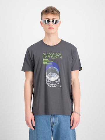 ALPHA INDUSTRIES T-shirt i grå: framsida