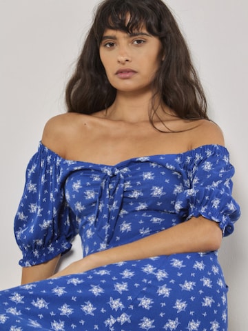 Robe 'Milkmaid' Apricot en bleu