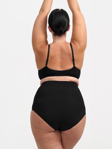 cfab (formerly creamy fabrics) Shapingtrosa 'Shaping-Slip mit hoher Taille' i svart