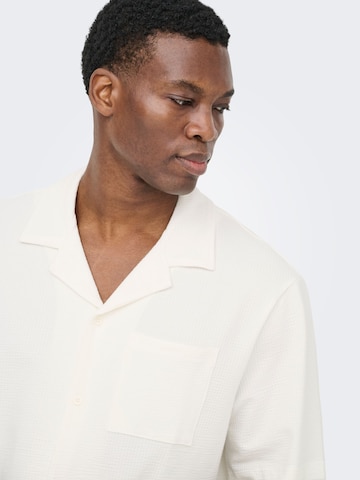 Fit confort Chemise 'ONSKian' Only & Sons en blanc