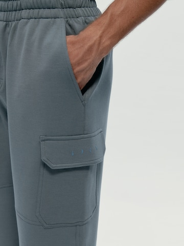 Born Tapered Sporthose 'Grau' in Grün
