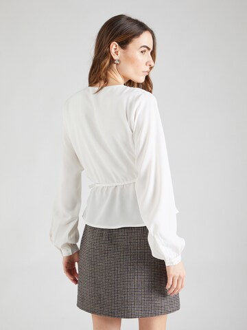 Camicia da donna 'Paola' di ABOUT YOU in bianco