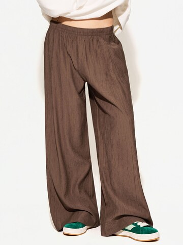 Wide leg Pantaloni di Bershka in marrone: frontale
