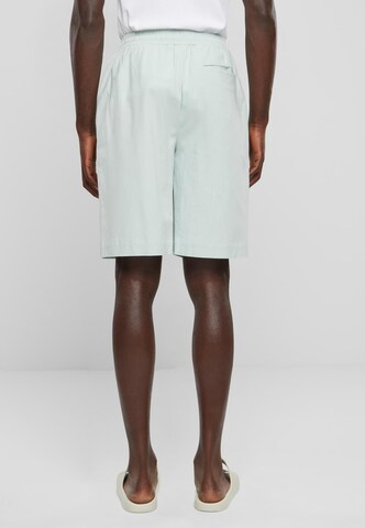 Urban Classics Loosefit Shorts in Grün