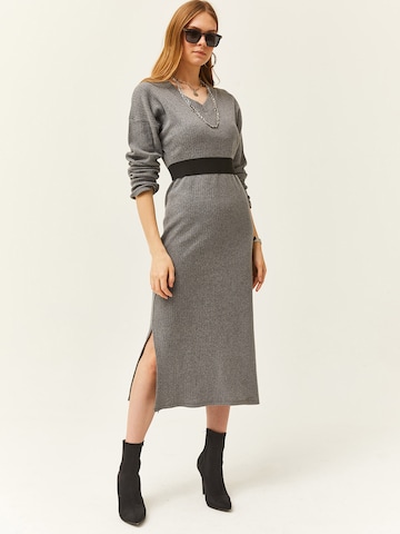 olalook Πλεκτό φόρεμα σε γκρι: μπροστά