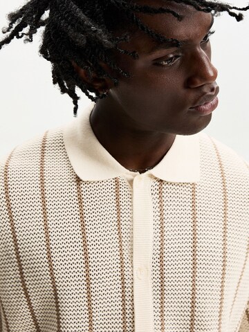 Bershka Comfort fit Button Up Shirt in Beige