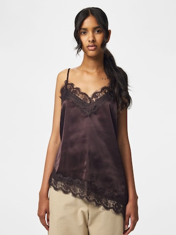 Top 'NOMI' di PIECES in marrone: frontale