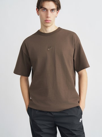 Nike Sportswear T-Shirt 'PREM ESS' in Braun: Vorderseite