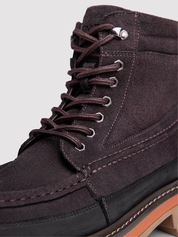 Botine de la Ombre pe maro