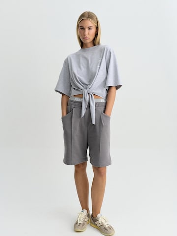 FEMSSY - Loosefit Pantalón 'CREASE SWEATHORTS GREY' en gris: frente