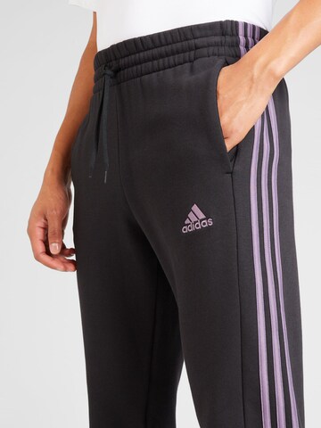 ADIDAS SPORTSWEAR Tapered Παντελόνι φόρμας 'Essentials' σε μαύρο