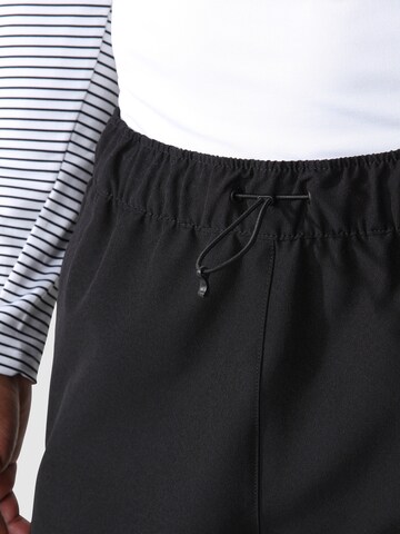 THE NORTH FACE Tapered Sports trousers in Black