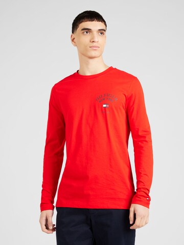 TOMMY HILFIGER T-shirt 'Varsity' i röd: framsida