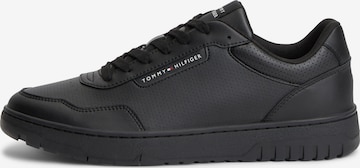 TOMMY HILFIGER Matalavartiset tennarit 'Basket Core' värissä musta: etupuoli
