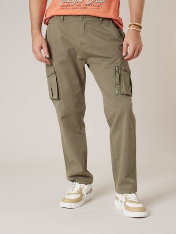 Regular Pantalon cargo ' KENAI ' Deeluxe en vert : devant