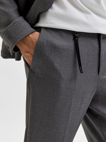 SELECTED HOMME Regular Trousers with creases 'Veik' in Grey