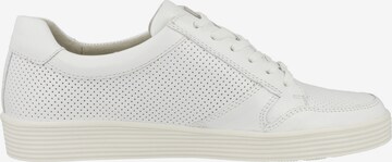 Chaussure de sport à lacets CAPRICE en blanc