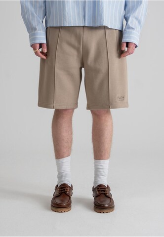 Prohibited Loosefit Shorts 'Hometown' in Grau: Vorderseite